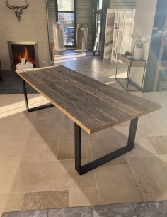 Table en bois massif en chêne ancien avec pieds en acier L.180 x P.100