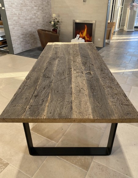 Table en bois massif en chêne ancien avec pieds en acier L.180 x P.100