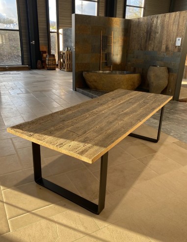 Table en bois massif en chêne ancien avec pieds en acier L.180 x P.100