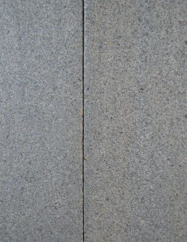 Palissade en Granit Gris Foncé Flammée angles chanfreinés 150x20x12 cm