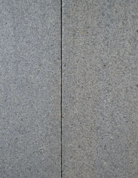 Palissade en Granit Gris Foncé Flammée angles chanfreinés 150x20x12 cm